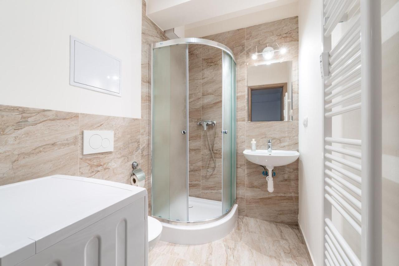 Brand New # 42 In Brand New Building With Free Parking In The Center Praag